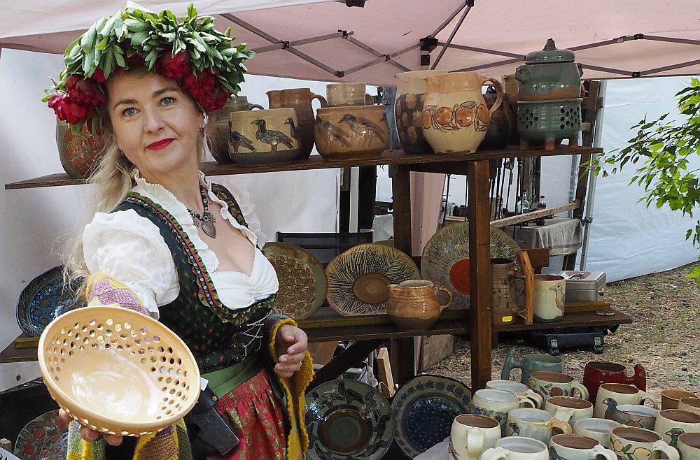 Liene Barons demonstrē mātes Māras Kalnišķes gatavotu zemeņu trauku. Lai ogas būtu sausas un labāk saglabātus, to klāj caurumiņi.