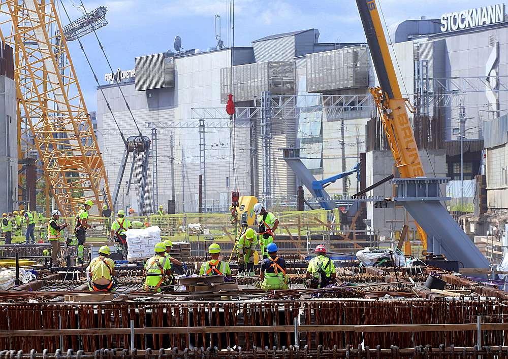 Rīgas Centrālā dzelzceļa mezgla būvlaukumā ikdienā strādā apmēram 400 darbinieki, celtniecībā iesaistīti vismaz 20 apakšuzņēmumi. Papildus cilvēkiem būvlaukumā aptuveni simts cilvēki nodarbināti projekta īstenošanas tehniskajā atbalstā – projektētāji, inženieri un citi speciālisti. Attālināti strādājot vēl vismaz 50 cilvēki.