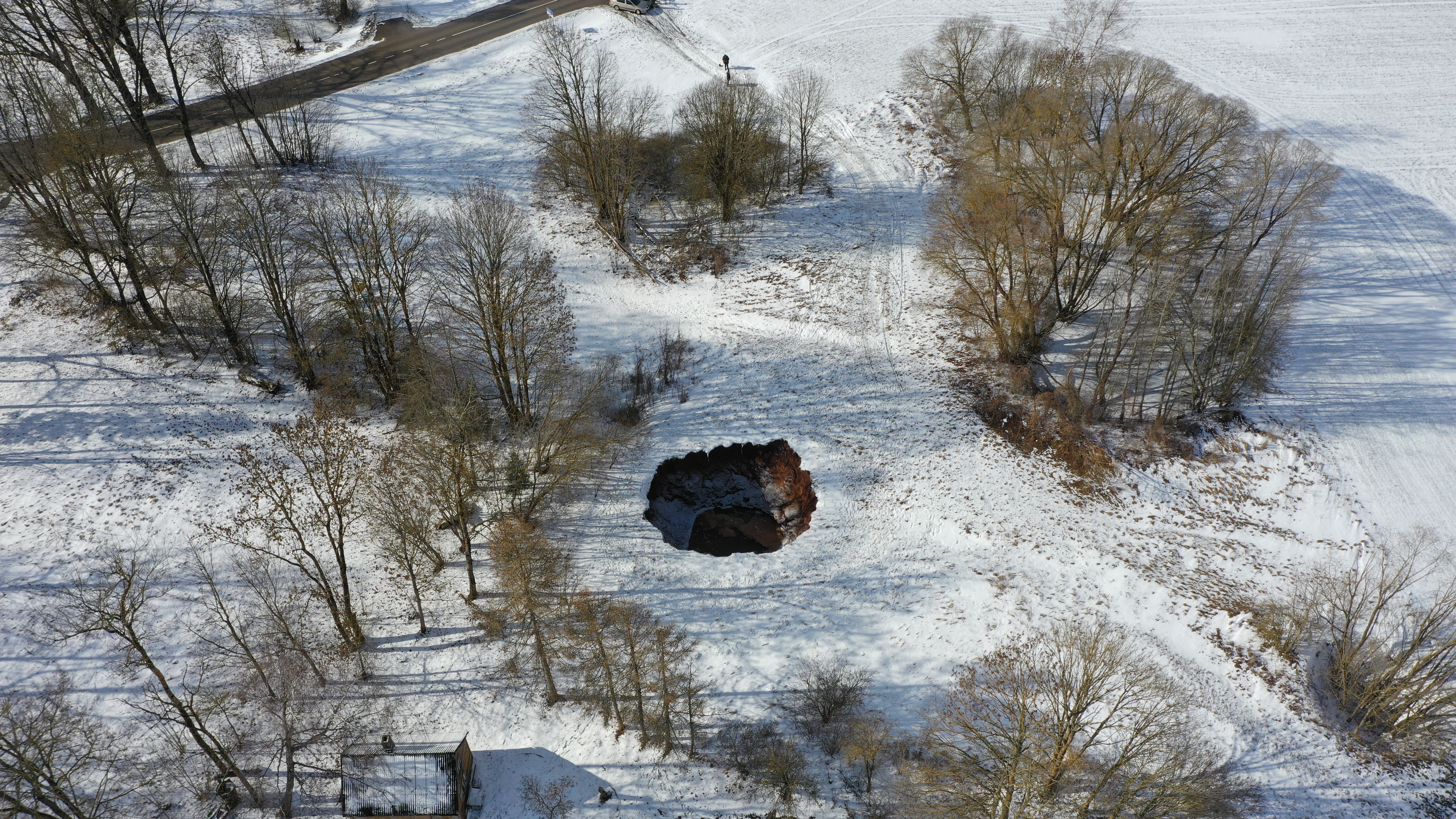 Tas nav meteorīta krāteris, bet gan karsta kritene Biržu reģionālā parka teritorijā. Līdzīga ģeoloģiska īpatnība ir novērojama austrumos no Skaistkalnes. Tagad iedzīvotāji karsta kriteņu reģionā – gan Lietuvā, gan arī Latvijā – satraucas, ka Lietuvas puse varētu atļaut vērienīga vēja parka būvniecību bīstami tuvu teritorijai, kur zeme arī bez liekas tricināšanas mēdz neprognozēti iegrūt.