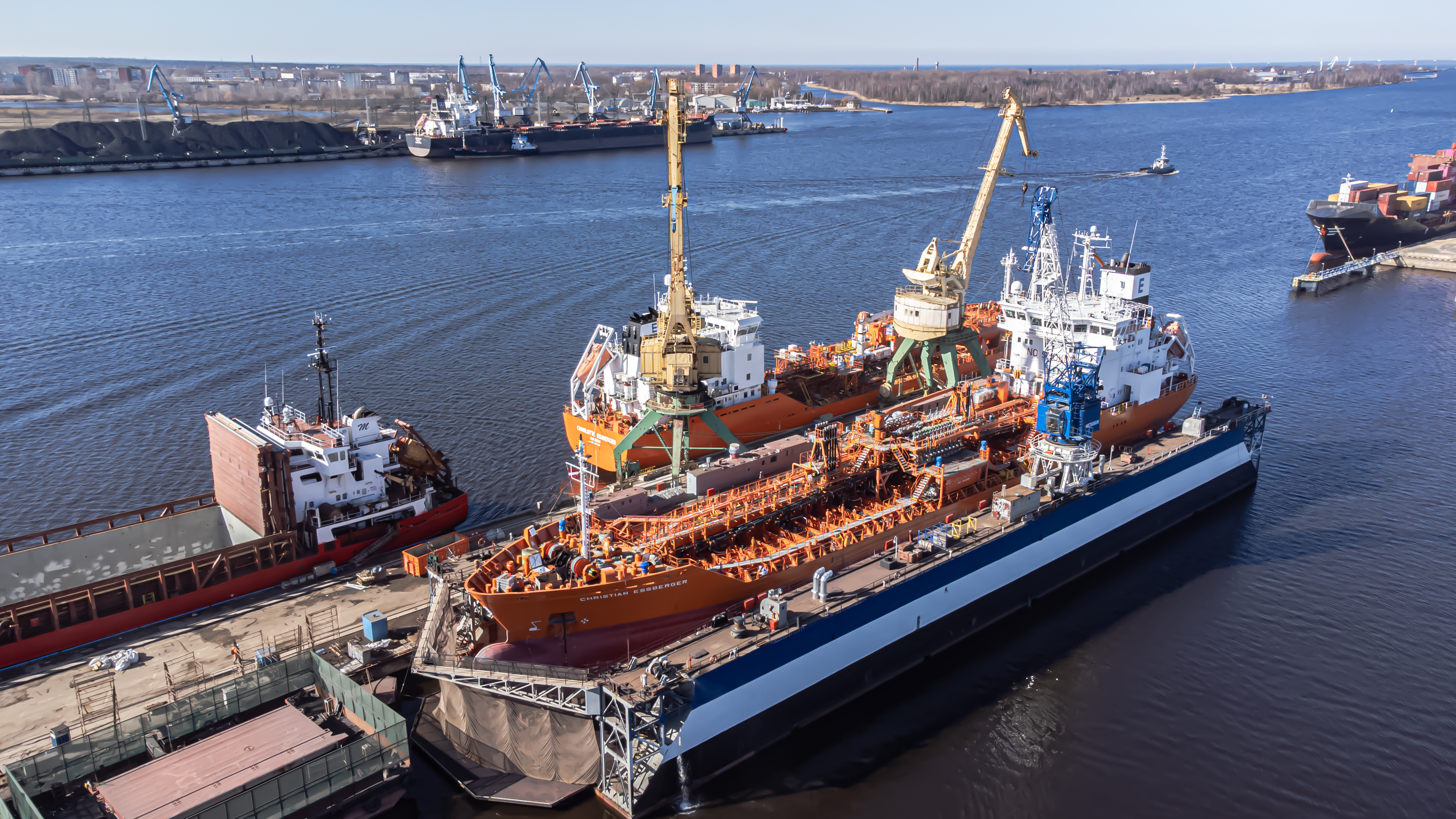 Rīgas ostā atsāk kuģu remonta pakalpojumus lielajiem kravas .