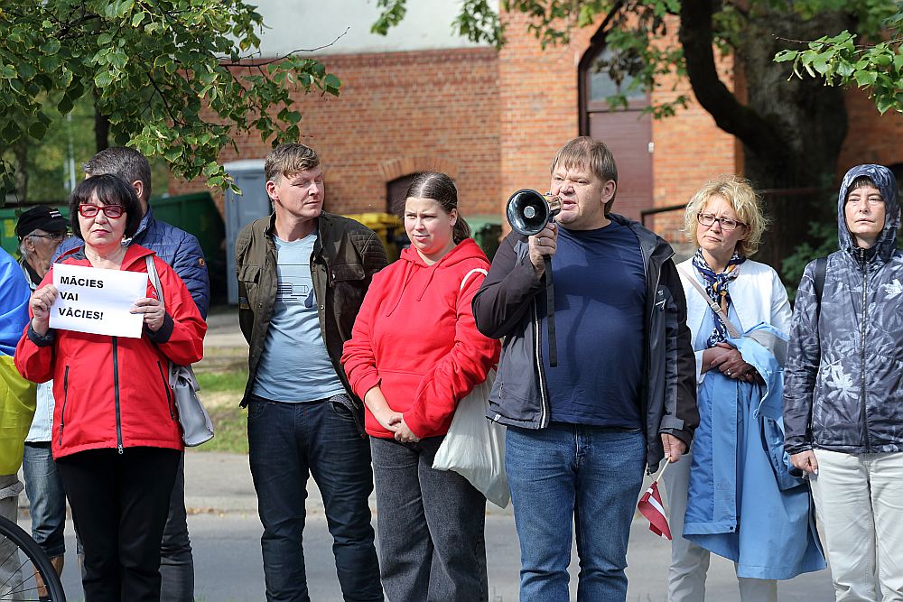 Protestē pret ieceri pagarināt Krievijas pilsoņiem latviešu valodas eksāmena kārtošanas termiņu.
