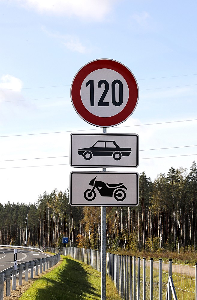 Vai esat Latvijā jau agrāk šādas ceļa zīmes redzējuši? Par vienu droši, ka ir skaidrs jau intuitīvi, savukārt zīme Nr. 552, iespējams, tiešām ir piemirsusies: baltā auto piktogramma uz zilā fona norāda, ka atrodamies uz ātrgaitas ceļa.