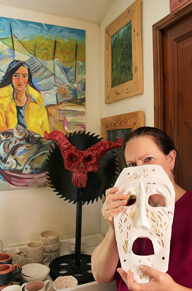 Māksliniece Rita Pranča ar pašas veidoto masku.