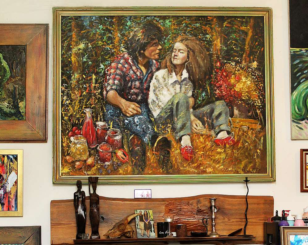 Dubultportrets, kurā redzami abi mākslinieki – Andrejs un Rita. Pozēts turpat pie mājas, mežmalā.