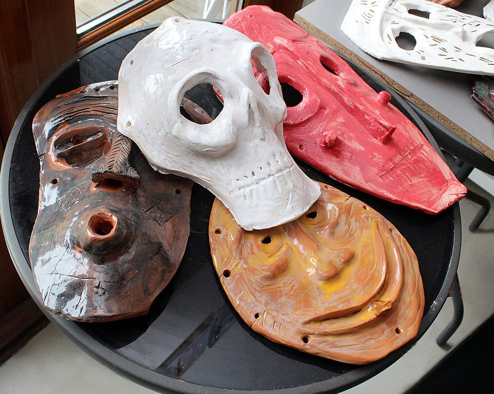Keramikas maskas.