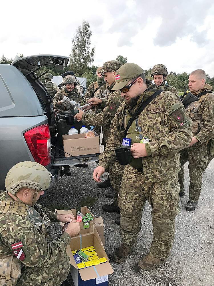 Izcilas vakariņas – makaroni ar gaļu – pirms došanās uz mežu.