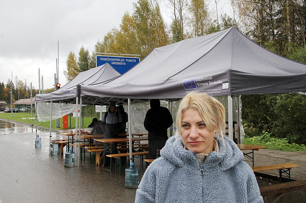 Brīvprātīgā Ivija Burķīte spēj novērtēt, ka ukraiņi nezaudē dūšu arī skarbos apstākļos.