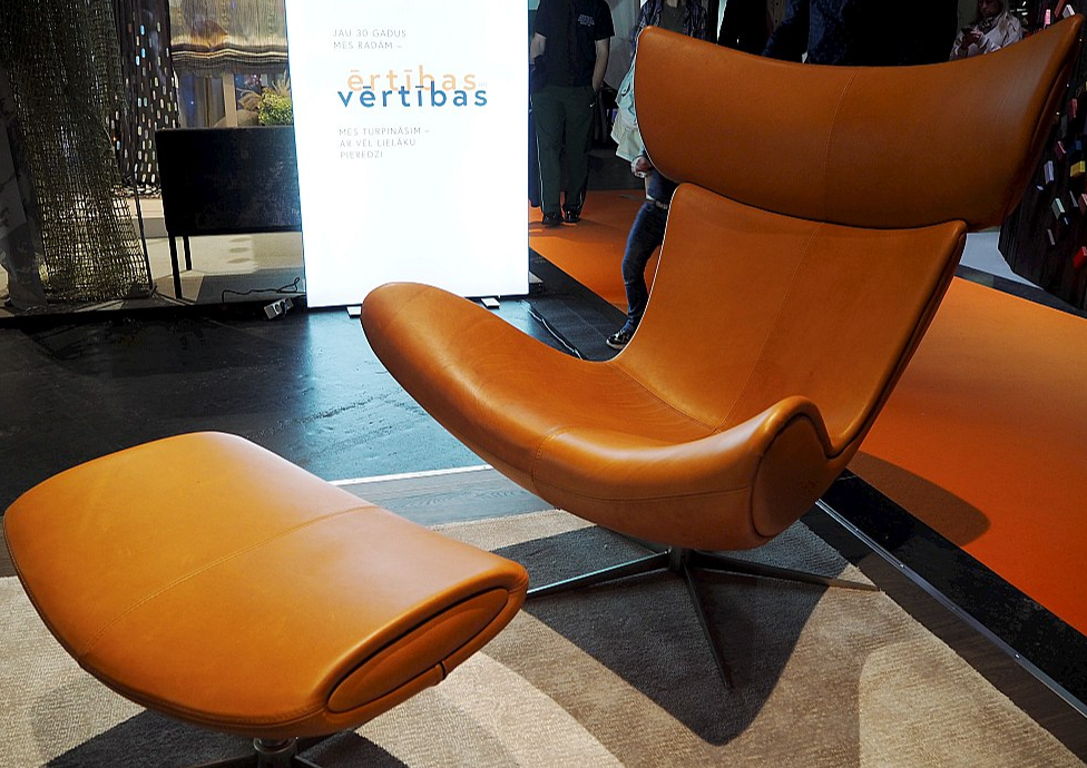 Plastisks dāņu dizainera Henrika Pedersena krēsls "Imola" bija skatāms "KATE" stendā.