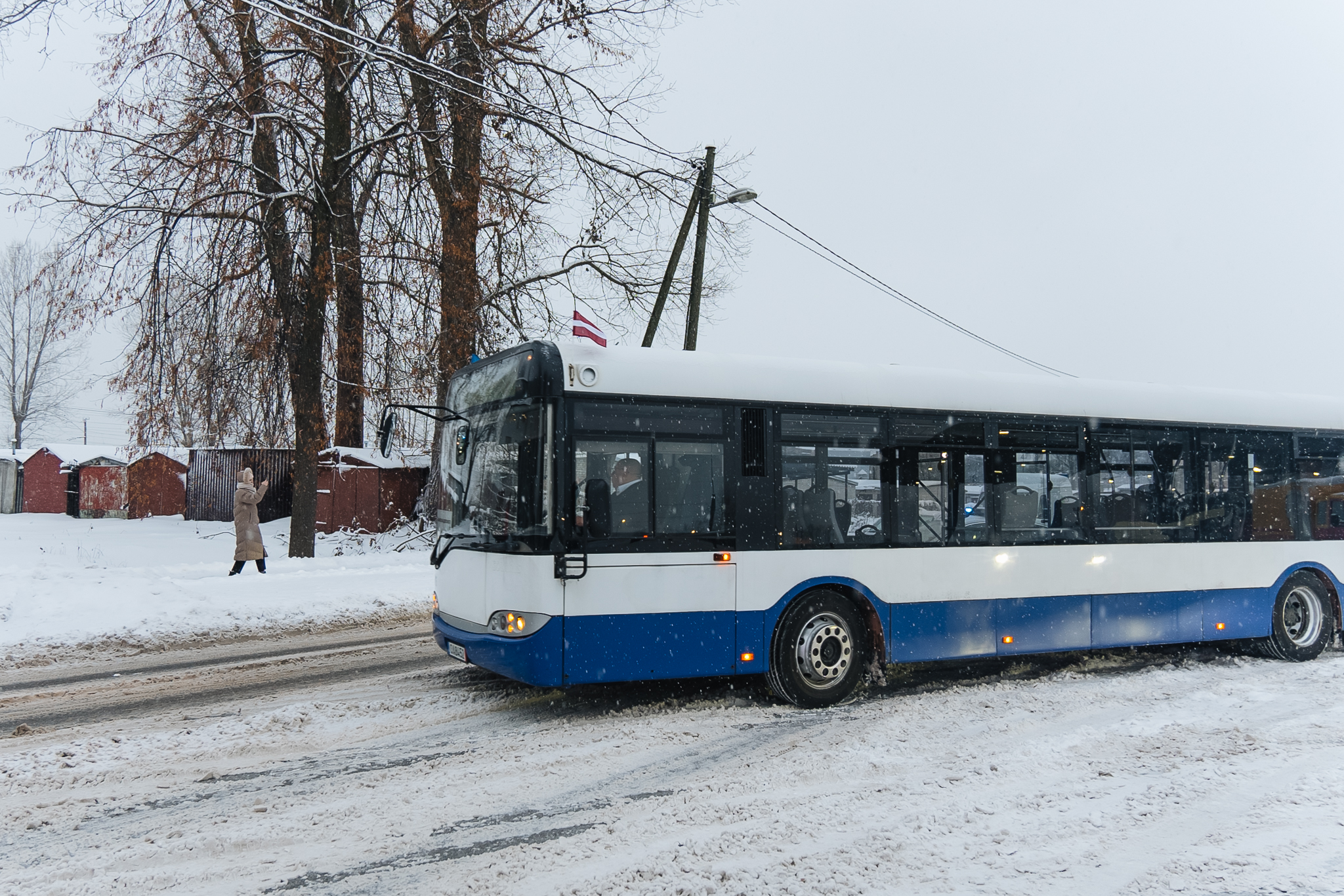 Ceļā uz Čerņihivu devušies 10 Rīgas dāvinātie autobusi.