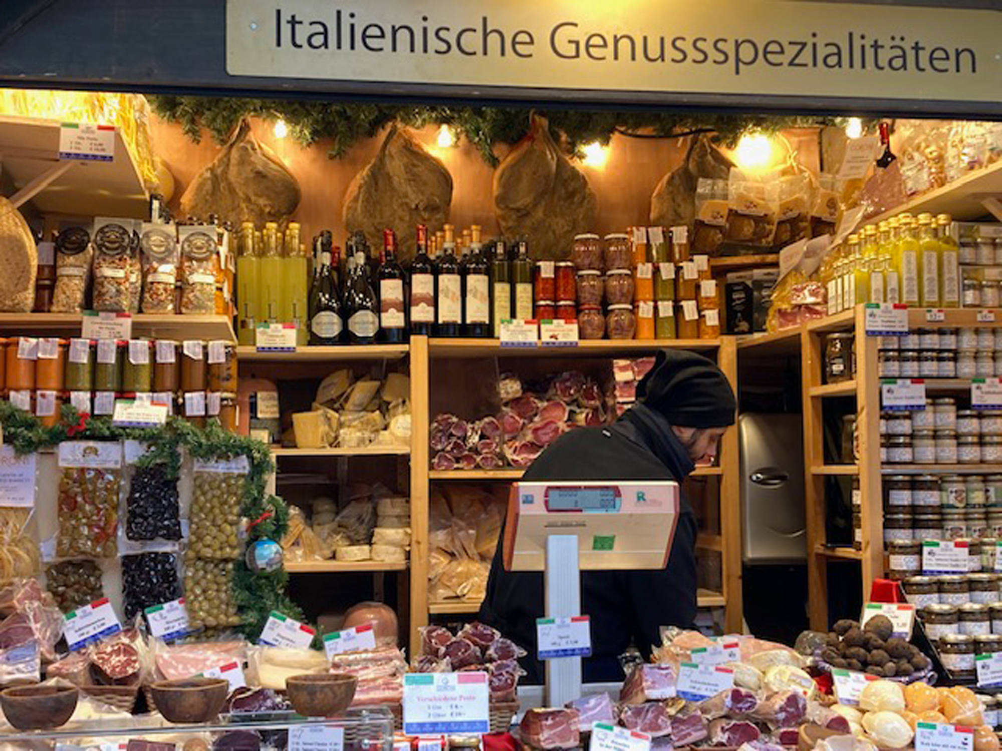 Vīnes Ziemassvētku tirdziņi ir starptautiski – olīvkoka izstrādājumi un itāļu delikateses te ir plaši iecienīti.