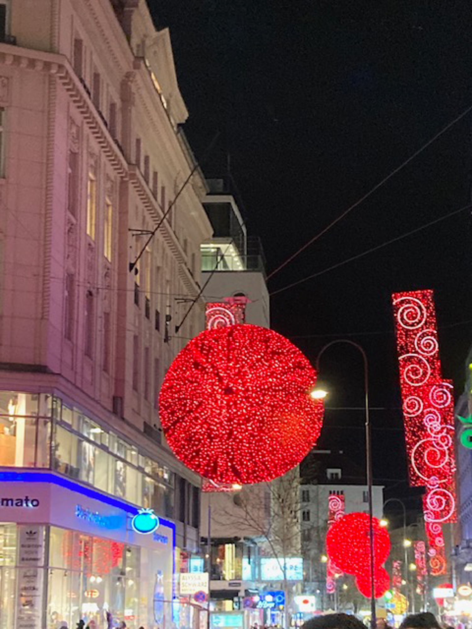 Grandioza izmēra sarkanas un mirguļojošas bumbas ved no paša Vīnes centra dziļāk iekšā pilsētas Ziemassvētku gaidīšanas noskaņās.