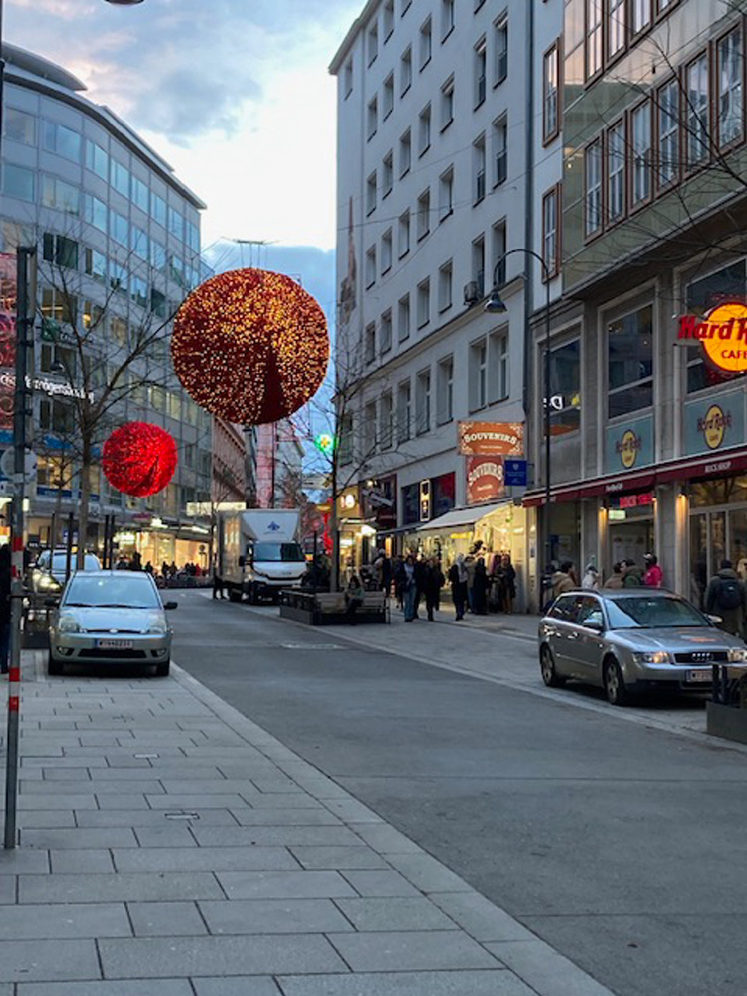 Grandioza izmēra sarkanas un mirguļojošas bumbas ved no paša Vīnes centra dziļāk iekšā pilsētas Ziemassvētku gaidīšanas noskaņās.