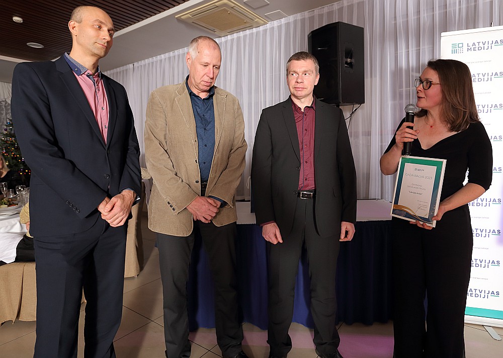 Gada balvu kategorijā "Sociālo tīklu čempions" ieguva "Latvijas Avīzes" komanda. Attēlā no labās: "Latvijas Avīzes" galvenā redaktore Linda Rasa, redaktores vietnieks Māris Antonevičs un žurnālisti Viesturs Sprūde un Ilmārs Stūriška. Sporta žurnālists I. Stūriška saņēma arī balvu nominācijā "Gada intervija" – par sarunu ar čehu hokeja leģendu Dominiku Hašeku.