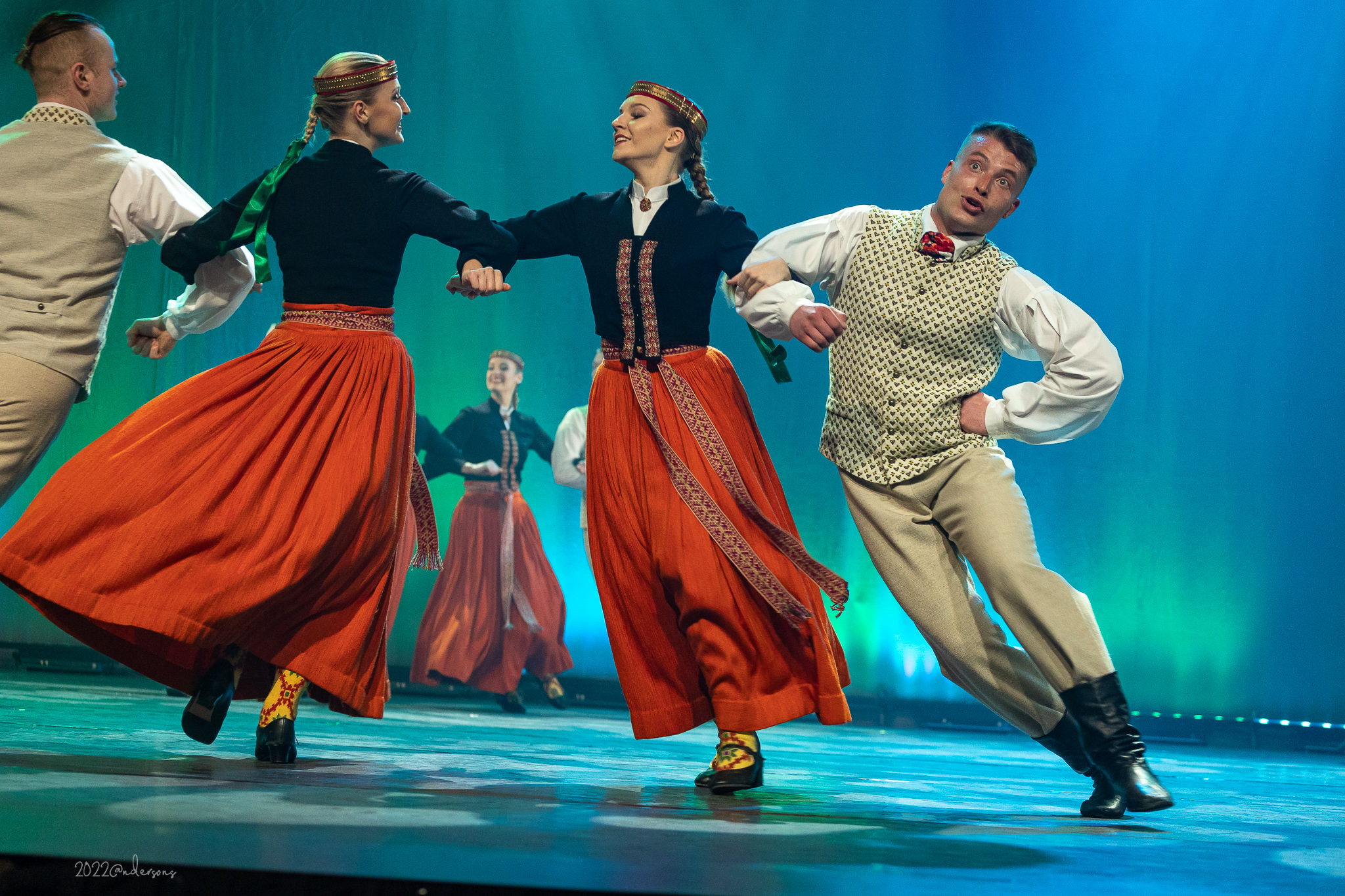 Latviešu skatuviskās dejas koncerts "Soļi rakstos".