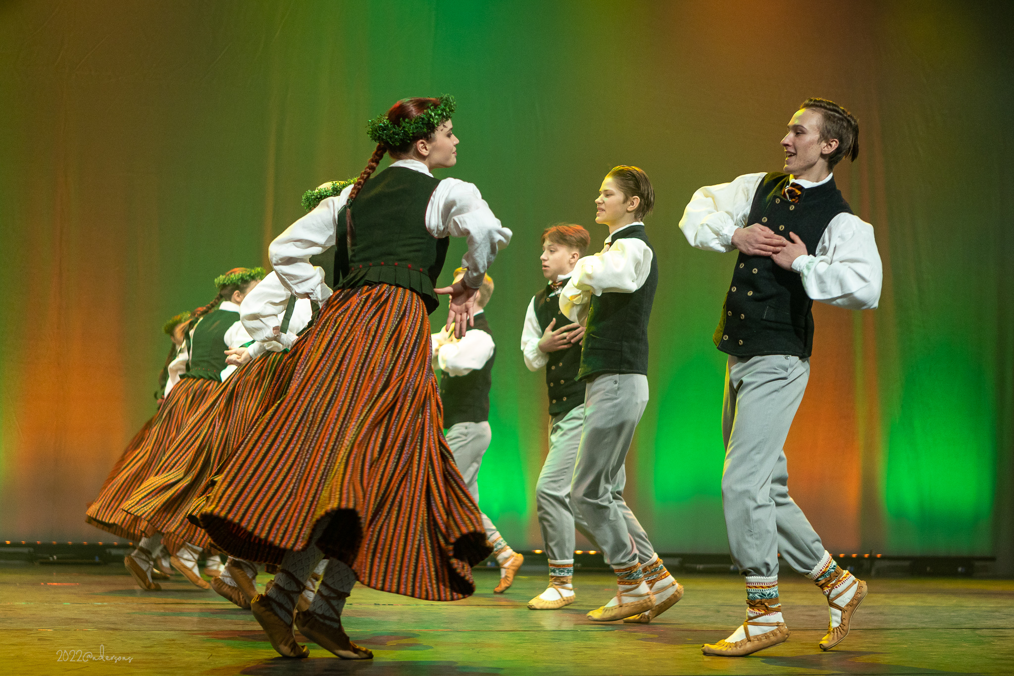 Latviešu skatuviskās dejas koncerts "Soļi rakstos".