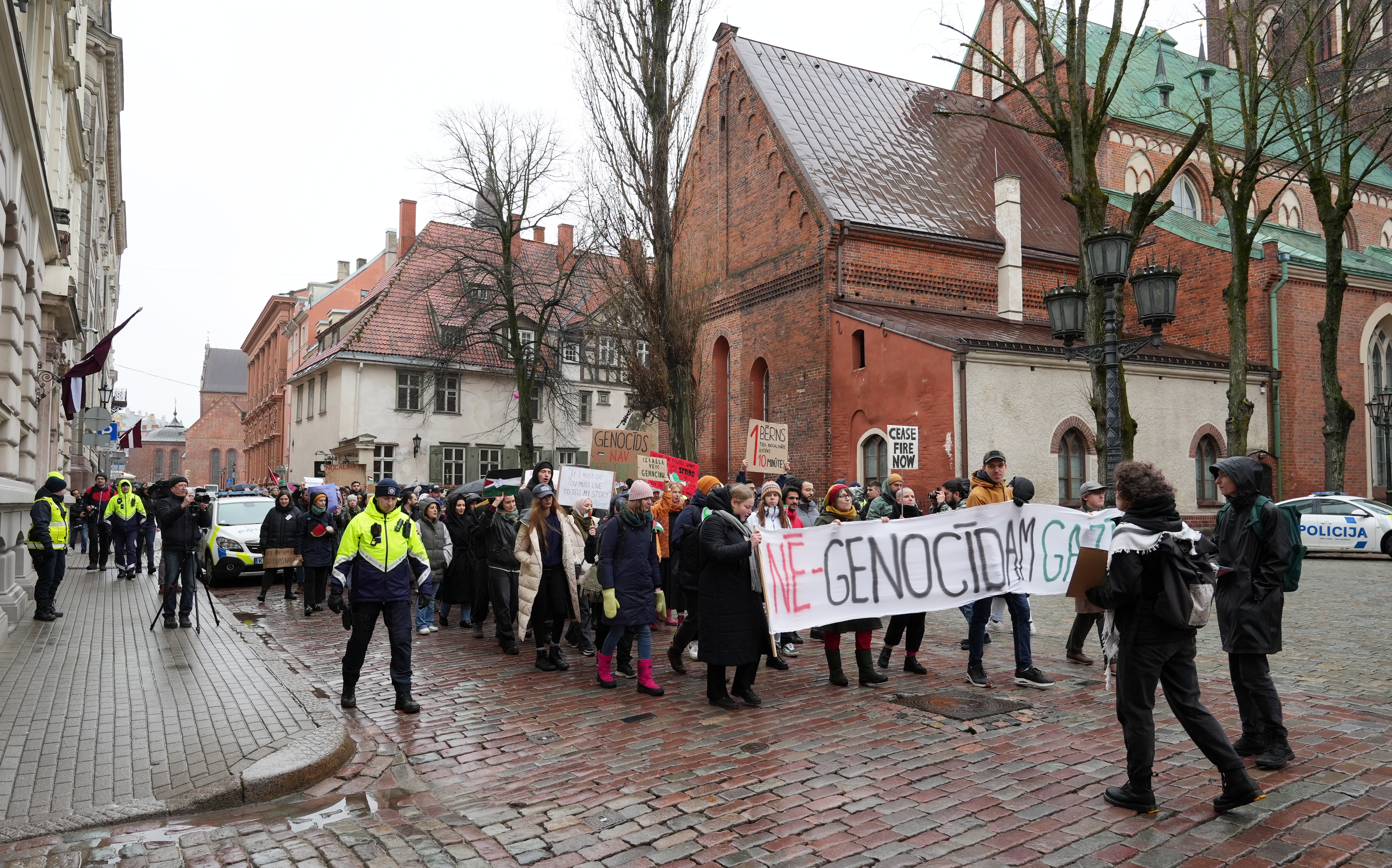 Rīgā aktīvistu grupa dodas gājienā, lai paustu atbalstu Palestīnai.