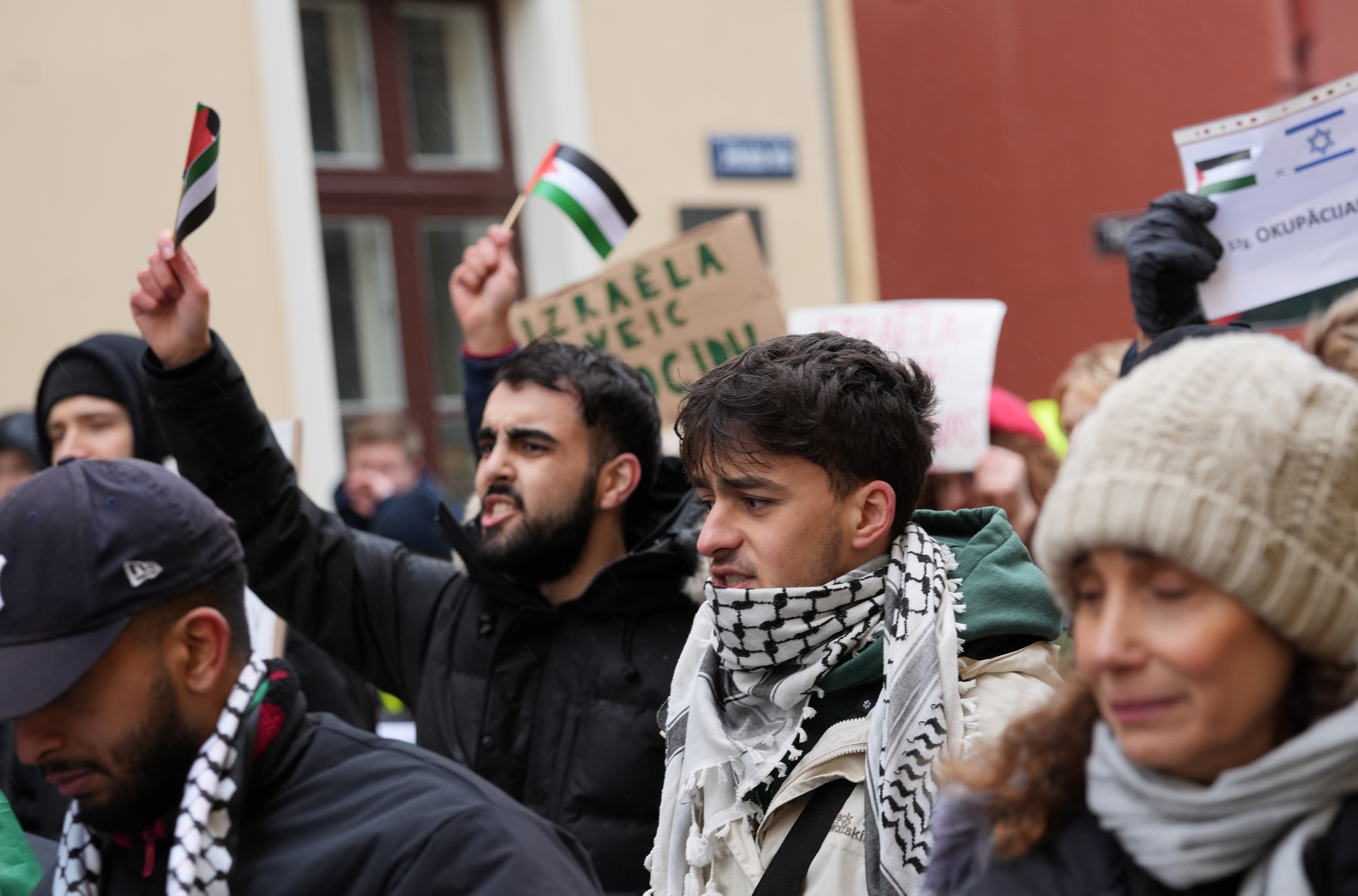 Rīgā aktīvistu grupa dodas gājienā, lai paustu atbalstu Palestīnai.