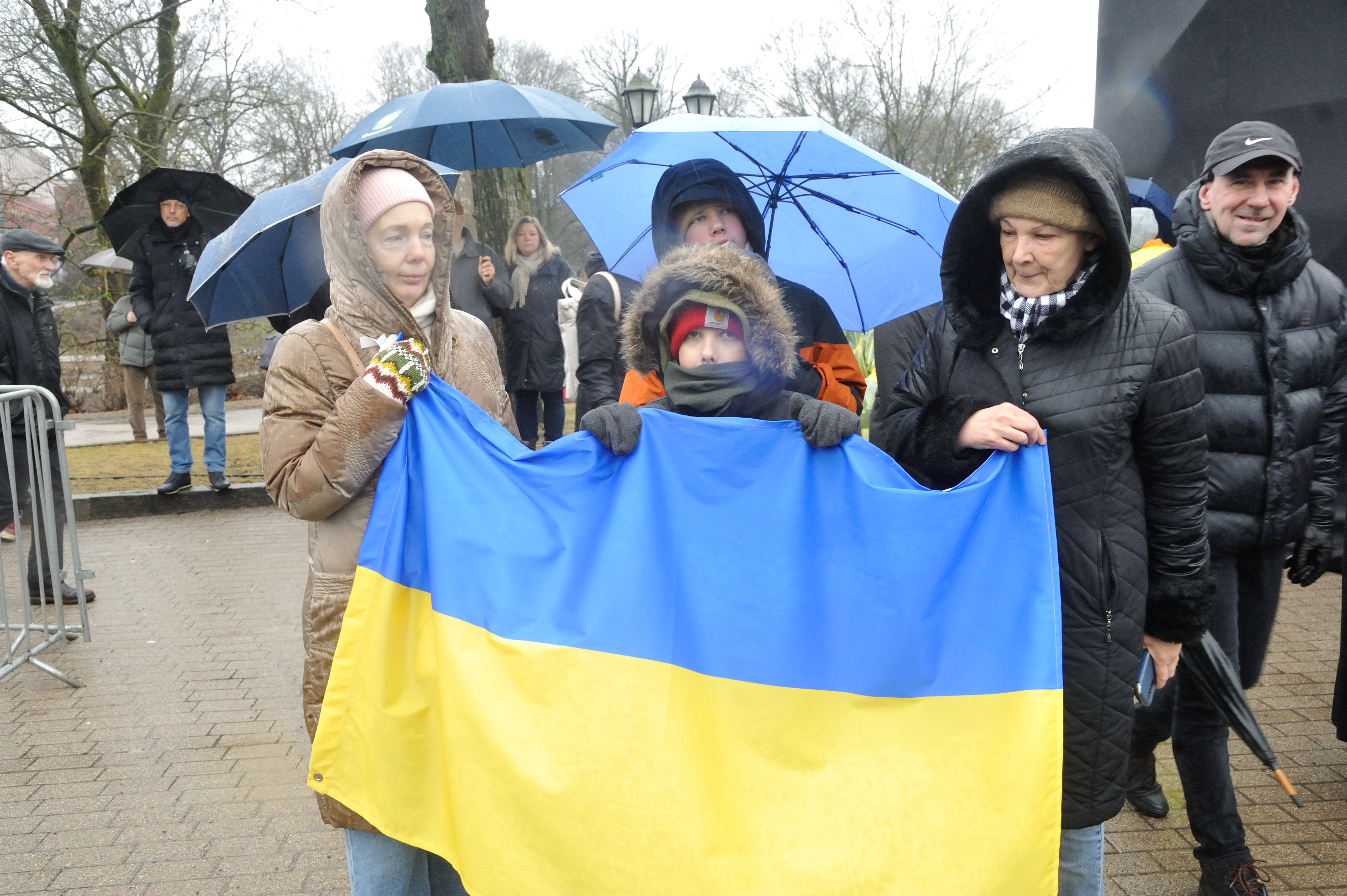 Ukrainas atbalsta mītiņš pie Brīvības pieminekļa. Ukrainas karogs.