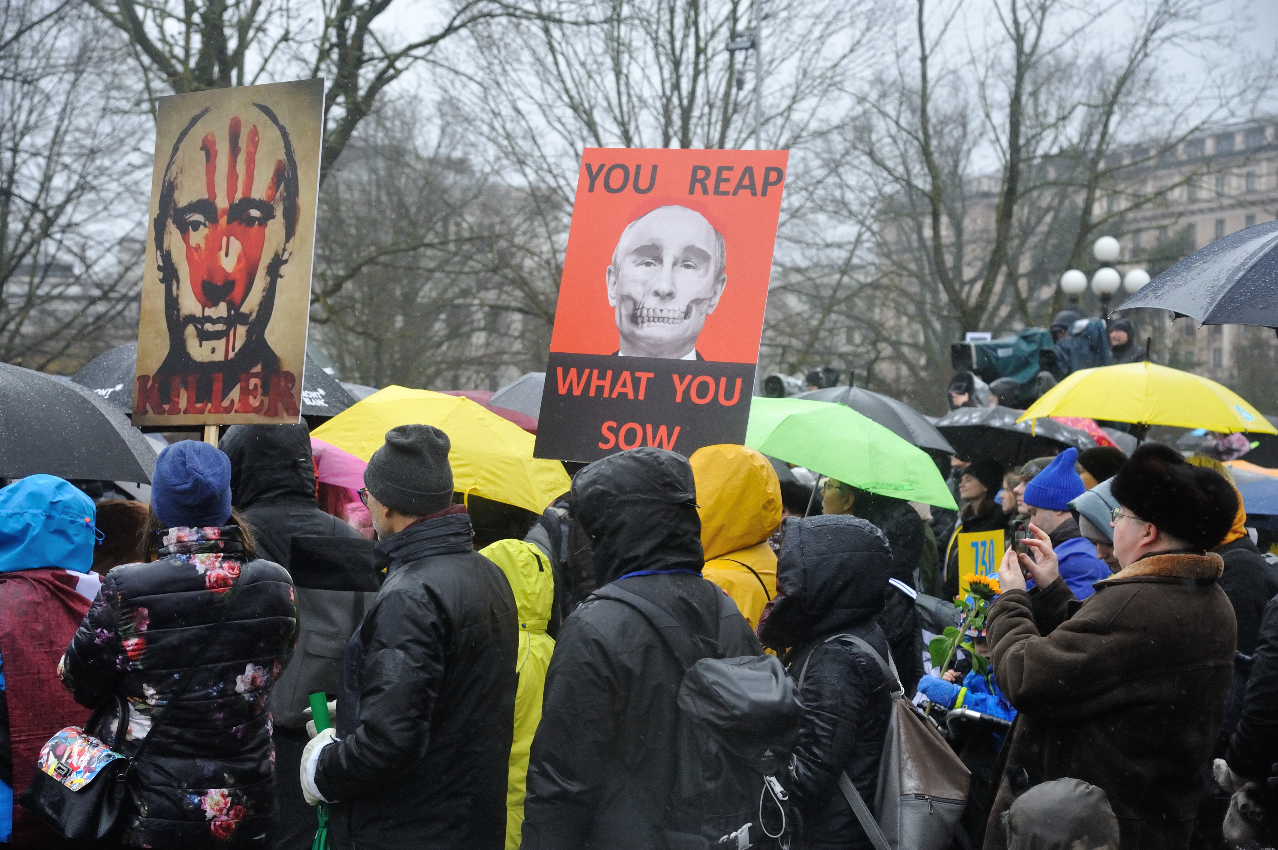 Ukrainas atbalsta mītiņš pie Brīvības pieminekļa. Asiņainais Putins.