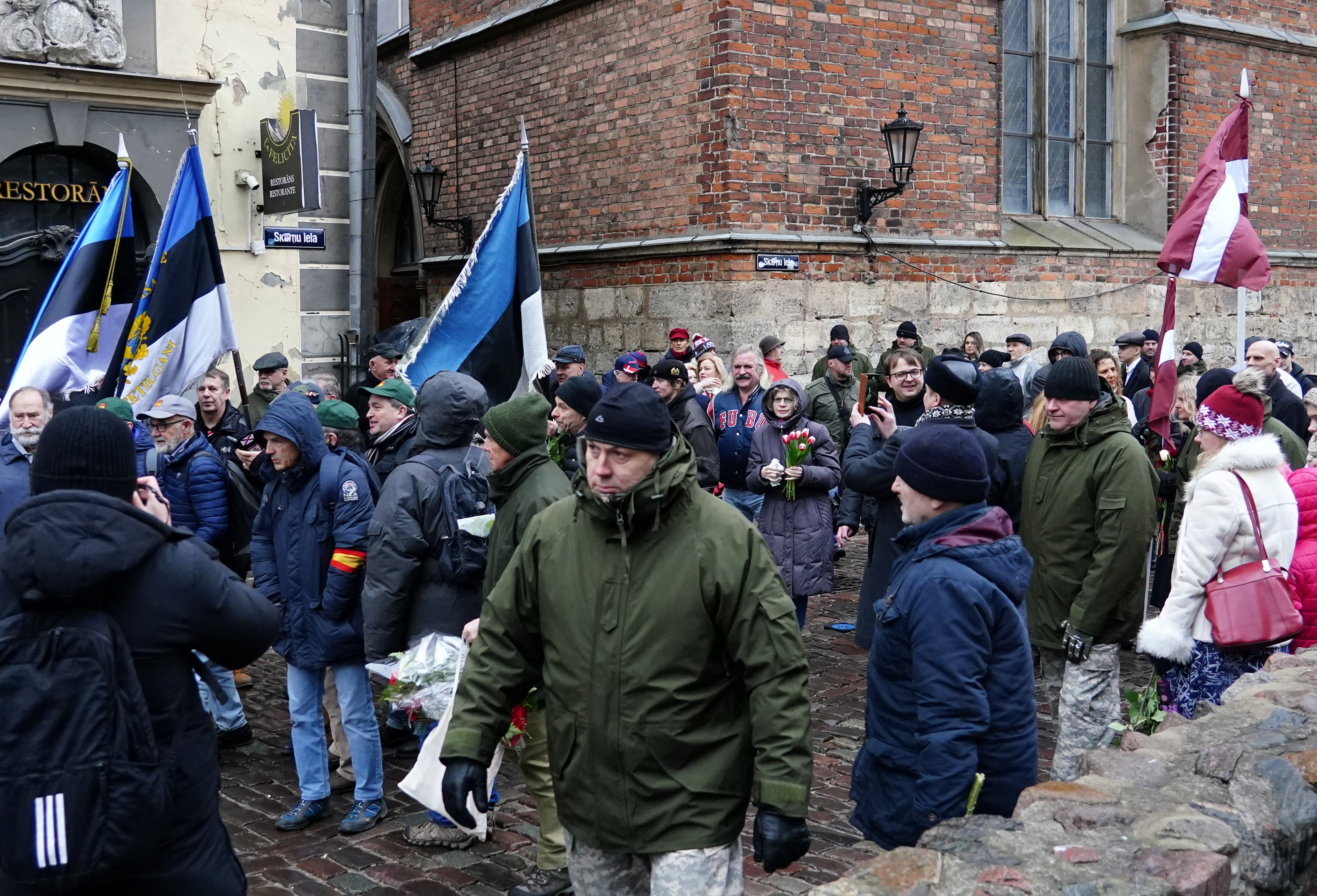Vairāki simti cilvēku Rīgā dodas leģionāru piemiņas gājienā.