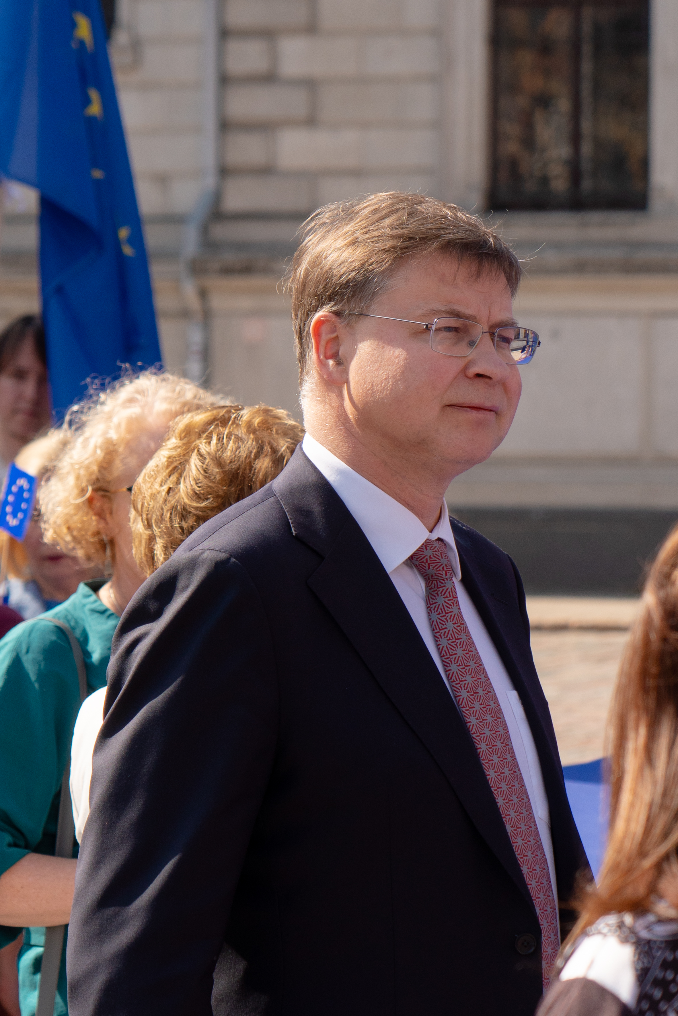 Zibakcija ar lielāko ES karogu Latvijā. Valdis Dombrovskis.