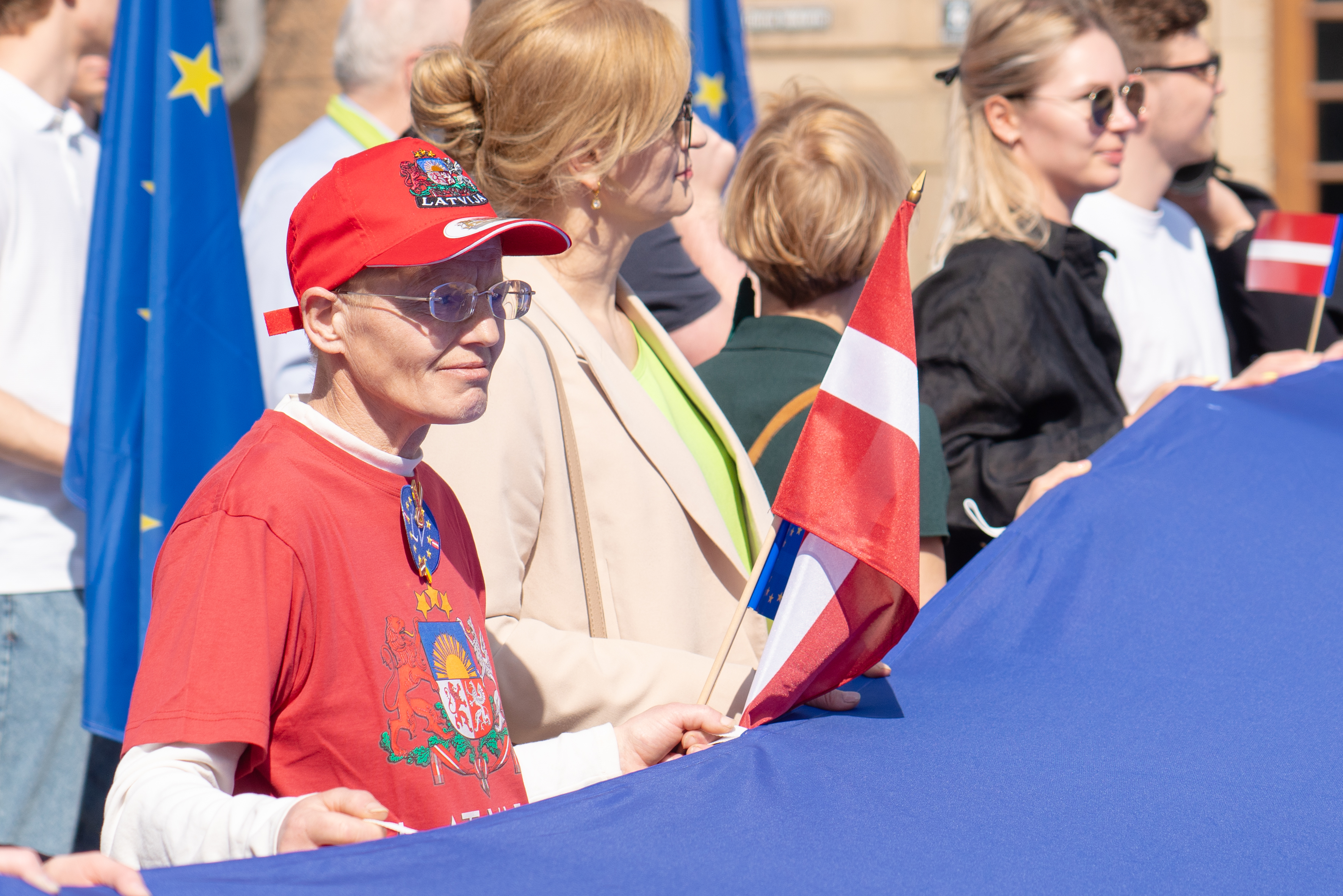 Zibakcija ar lielāko ES karogu Latvijā.