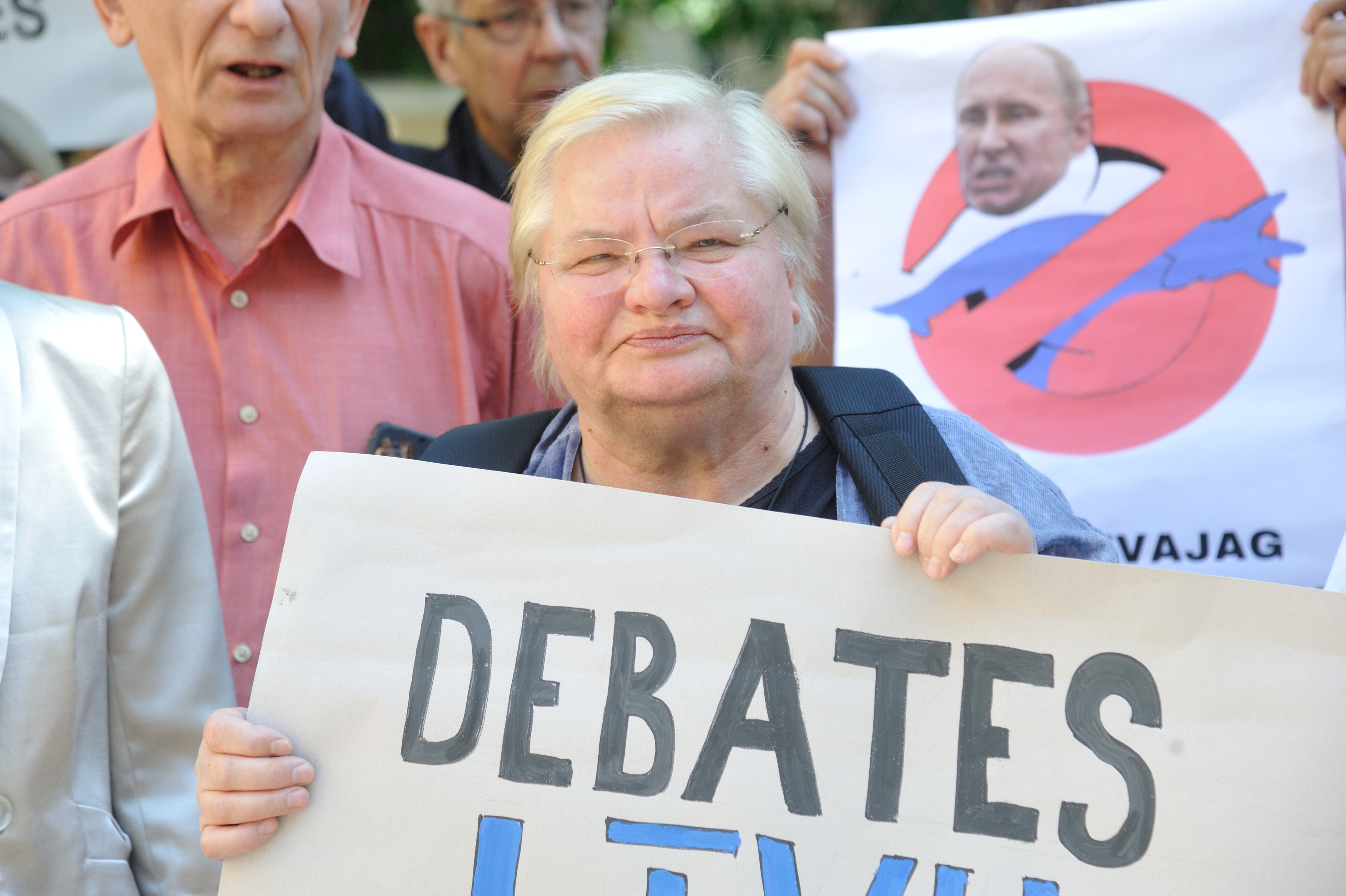 Cilvēki piketē pret EP priekšvēlēšanu debatēm krieviski. Janīna Kursīte-Pakule.