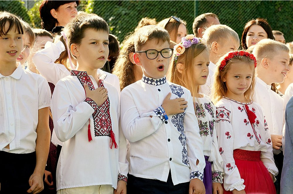 Latvijas skolās šajā mācību gadā skolosies arī 2504 Ukrainas civiliedzīvotāju bērni, liecina Izglītības un zinātnes ministrijas dati. Daļa no viņiem mācīsies Rīgas Ukraiņu vidusskolā.