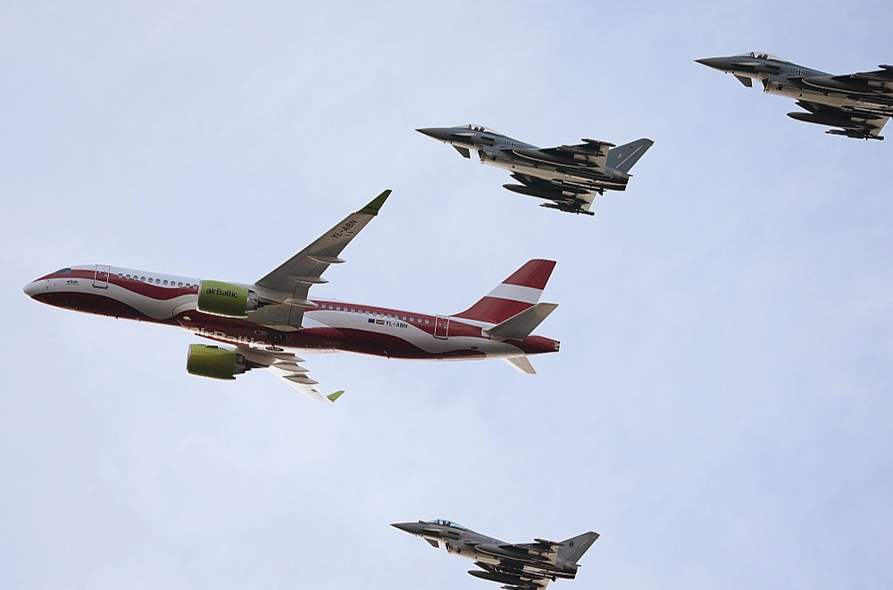 "Air Baltic" lidmašīna Latvijas karoga krāsojumā kopā ar "Eurofighter" reaktīvajām lidmašīnām parādes laikā pārlidoja Rīgu.