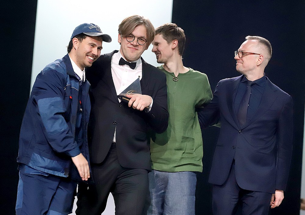 Valters Sīlis (otrais no kreisās) par "Dirty Deal Teatro" tapušo izrādi "Alfas" ieguva Gada režisora titulu un pats iestudējums tika atzīts par Gada mazās formas izrādi. Savukārt komponists Edgars Raginskis (no labās) saņēma balvu "Gada jaundarbs mūzikā vai muzikālais noformējums".