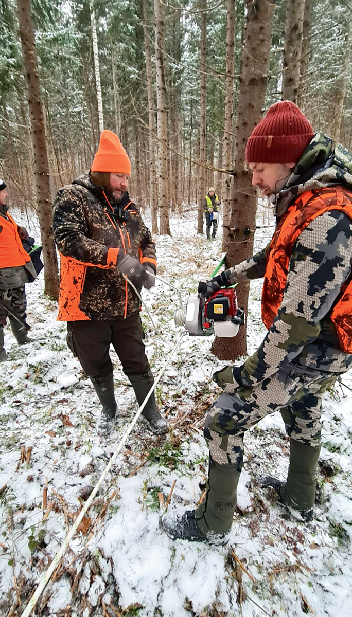 Ainārs Kuprovskis (no labās) un Armands Šūmanis testē vinču PWC 3000, šobrīd dzinējmedībās labākais, kas var būt, pārvietojot zvēru.