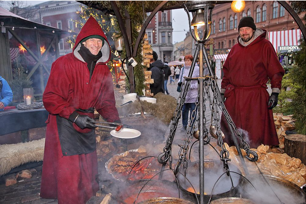 "Brīvdienās mūs gāž riņķī izsalkuši ārvalstu tūristi, bet vietējo pieplūdums parasti ir darba dienu vakaros," stāsta "Uguns namiņa" saimnieks Mārtiņš (pa kreisi).