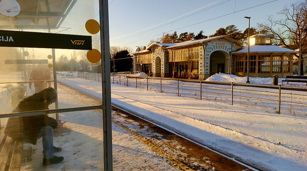 Vakar Dubultu stacijā būvdarbu veicējs bija sabojājis dzelzceļa pārmiju, tādēļ Tukuma līnijā otrdien visu dienu tika traucēta vilcienu kustība. Vairāki reisi kavējās pat 35–45 minūtes. Piemēram, no rīta, kad gaisa temperatūra bija aptuveni mīnus 16 grādi, pasažieri stacijās (attēlā – Asaru pietura) bija neizpratnē – gaidīt vilcienu un salt uz perona vai meklēt citas iespējas, lai nokļūtu galamērķī.