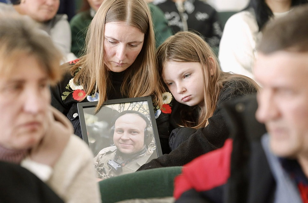 Kritušajiem Ukrainas karavīriem pēc nāves piešķirtos apbalvojumus nodod piederīgajiem.