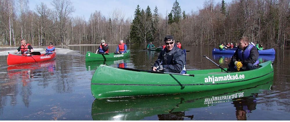 Tāpat kā ledus ceļš uz Sāmsalu, arī laivošana Somā Nacionālajā parkā ir neparasti valdzinoša.