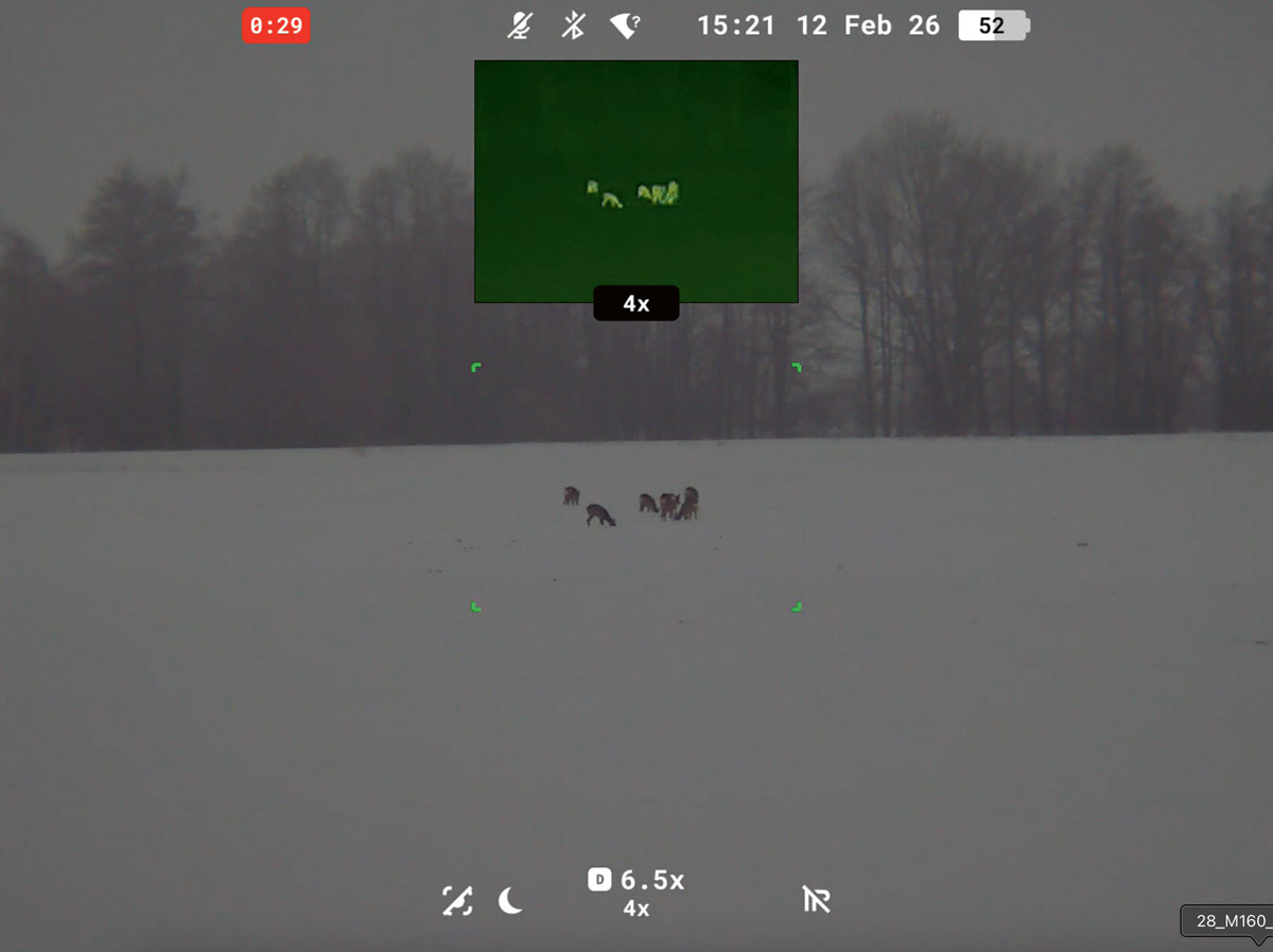 Pateicoties attēls attēlā funkcijai, vienlaikus ir iespējams skatīties abos spektros.