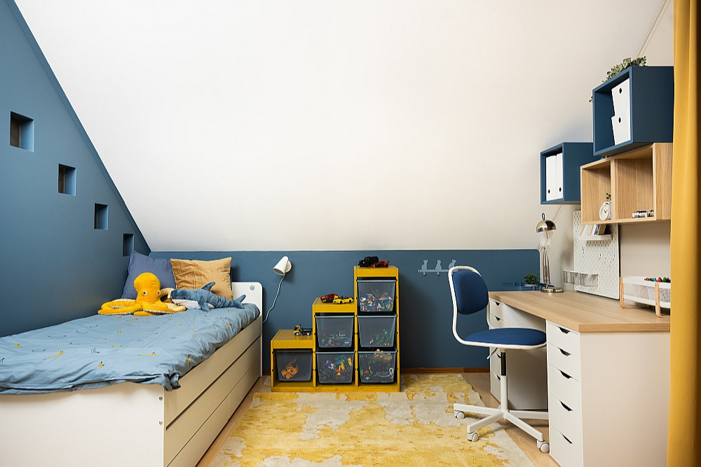 Pēc pārvērtībām istaba ir izteiksmīgāka nekā iepriekš: sienu zilais tonis piešķir telpai lielāku vizuālo apjomu.