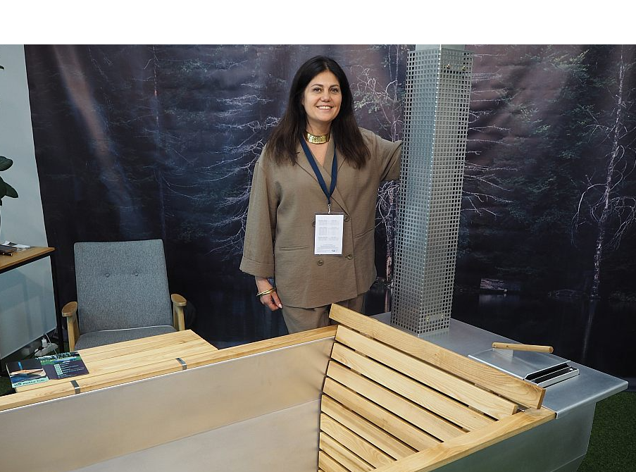 "Vannas apdarei izmantots oša koks no mūsu meža," rāda "Kotte Tub" darbiniece Kristīne Dāvida.