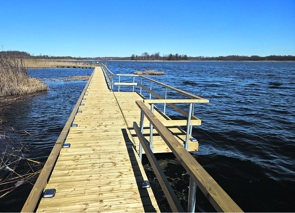 Marta sākumā atklāts jauns pastaigu takas posms, kas savieno Viļakas ezera pludmali ar laipu, kas ved uz salu.