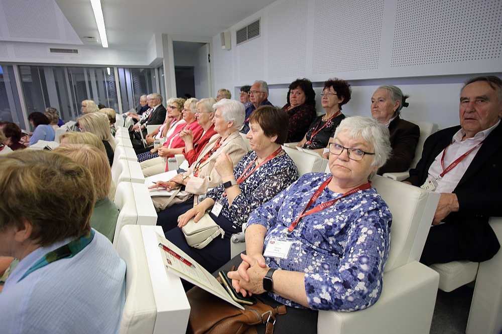 Senioru diena Saeimā "Aktīva novecošanās: veselība, līdzdalība un iespējas".