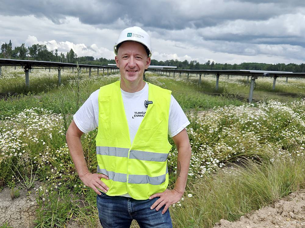 Saules parks ikdienā prasa samērā nelielu cilvēku iesaisti. "Darbs ir maksimāli automatizēts, lai varētu ražot elektroenerģiju par konkurētspējīgu cenu. Protams, ir dežurējošais personāls, kas seko līdzi un ir gatavs operatīvi reaģēt gadījumā, ja notiek kāda tehniska problēma," informē I. Pūpols.